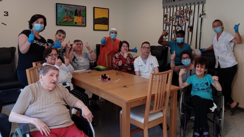 Usuaris i treballadors de la Llar Alba celebrant els resultats dels tests