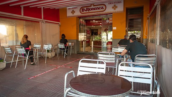 Clients en una terrassa de la gelateria La Jijonenca de Tàrrega, que ha separat les taules amb marques a terra