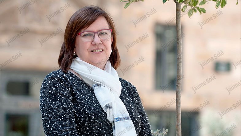 Rosa Perelló a la plaça Major de Tàrrega amb la Casa Consistorial al fons