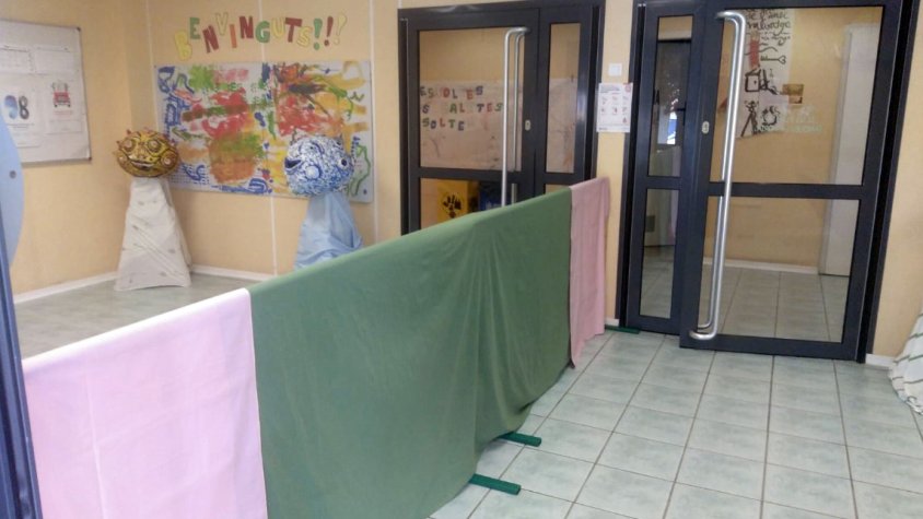 El vestíbul de la llar El Niu s'ha dividit en dos passadissos