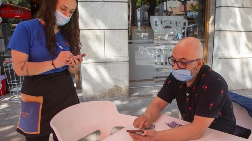 Jaume Solé mirant la carta digital que ha implantat en una cafeteria de Tàrrega
