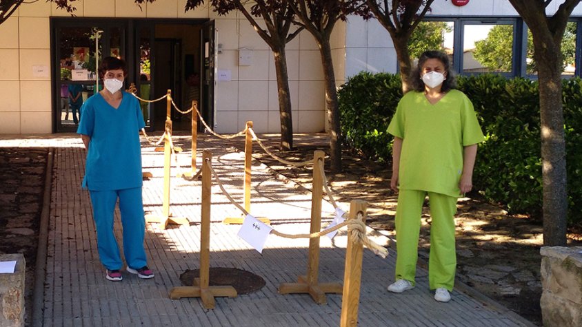 Dues educadores de la llar d'infants El Niu a les portes del centre aquest matí