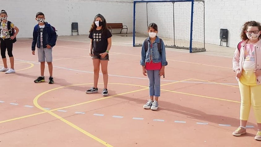 Alumnes de l'Escola Pia aquest dilluns al matí en arribar al centre