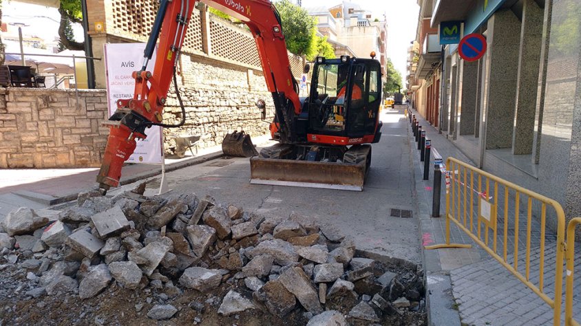 Una màquina treballant aquest matí al vial