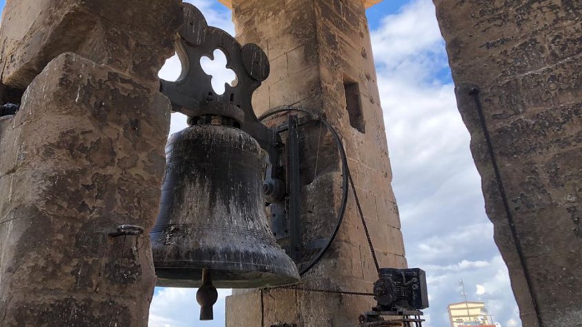 A la imatge es pot veure una campanar del temple
