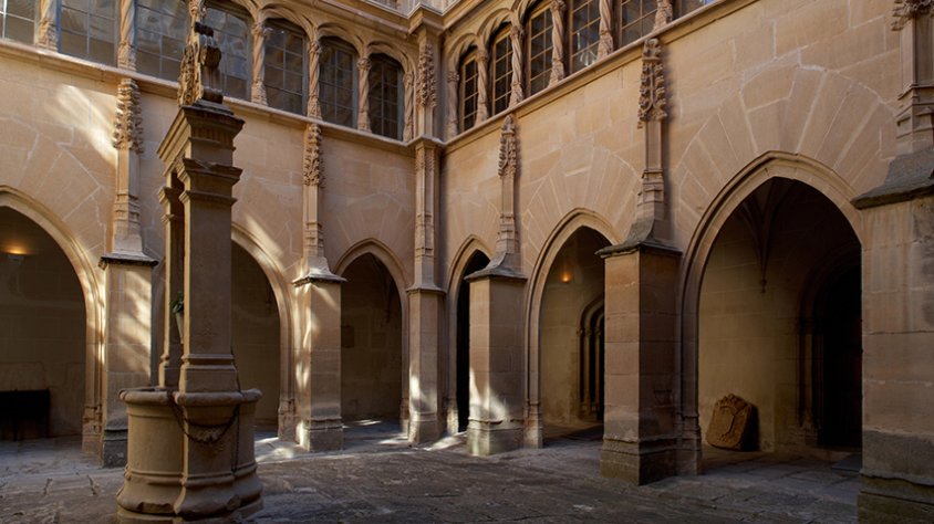 El convent de Sant Bartomeu de Bellpuig, la façana a dalt i l'interior, a sota