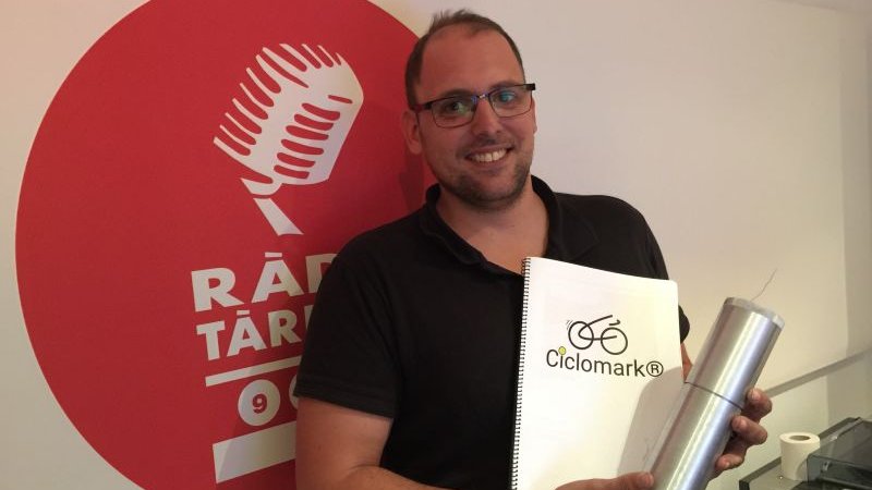 Oscar Pont mostrant el sistema que ha patentat