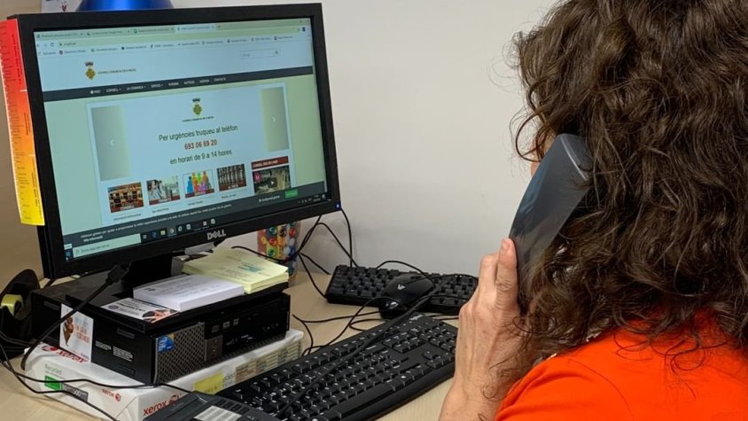 Una treballadora del Consell Comarcal parlant per telèfon
