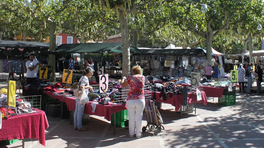 Imatge d'arxiu de parades de roba al mercat dels dilluns