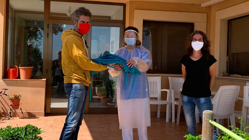 El president del Consell lliurant material de protecció a Maldà