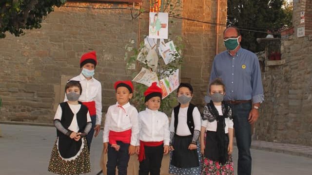 Jaume Ferrer amb infants de Boldú durant la festa major del Roser