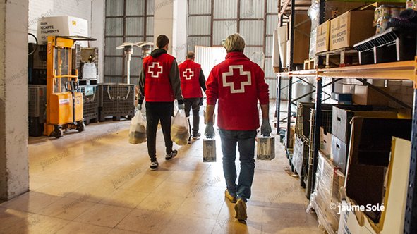 Voluntaris del MAS preparant lots per repartir entre els usuaris