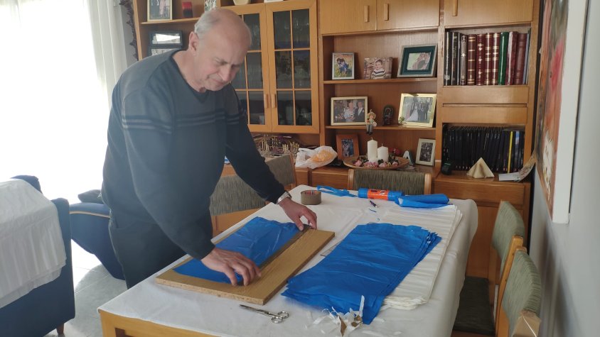 Un dels voluntaris de la xarxa preparant mascaretes per cosir