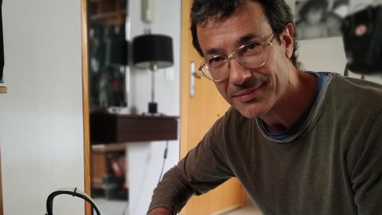 Xavier Pallàs amb una de les impressores 3D que feia treballar