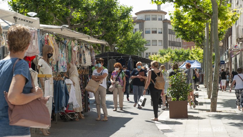 Avui ho tornava a haver parades de roba, calçat i complements al mercat