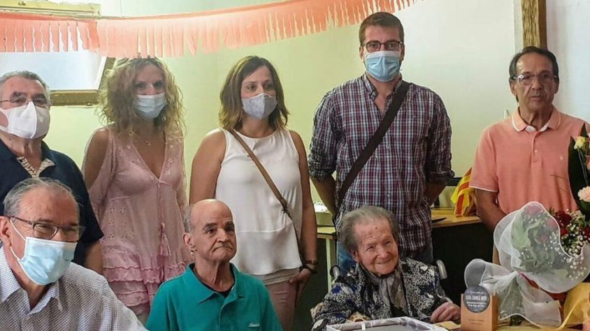 ’ajuntament va entregar ahir a Rosa Saball la Medalla Centenària de la Generalitat