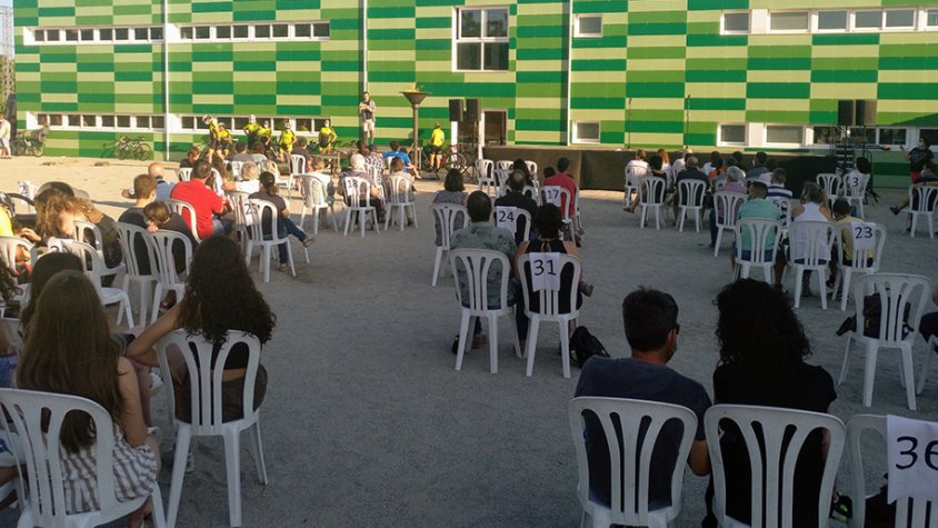 L'acte es va celebrar al pati de l'Escola Maria-Mercè Marçal