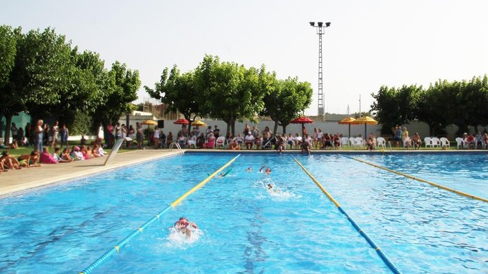 Imatge d'arxiu de cursets de natació a les piscines de Bellpuig