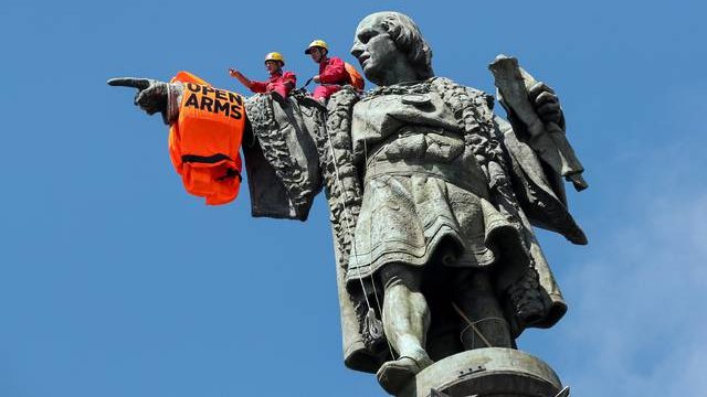 Estatua de Colón a Barcelona, amb un salvavides d’Open Arms que va ser col·locat per dos activistes
