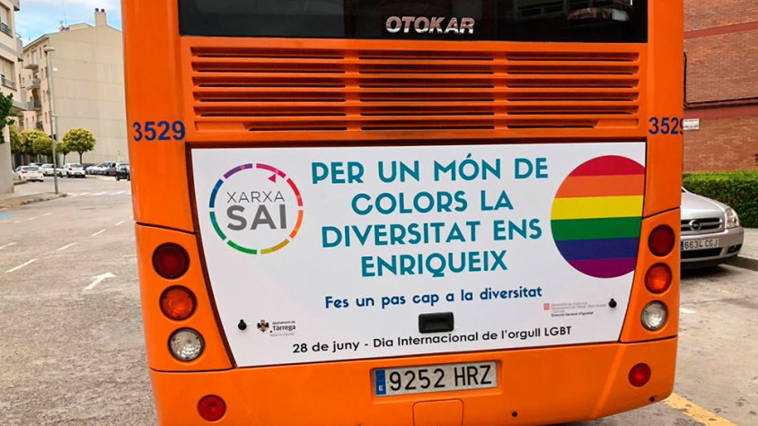 El lema que llueix el bus urbà en suport del col·lectiu LGTBI