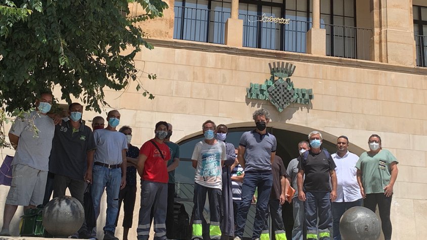 Foto de grup de les persones que ahir culminaven el seu contracte