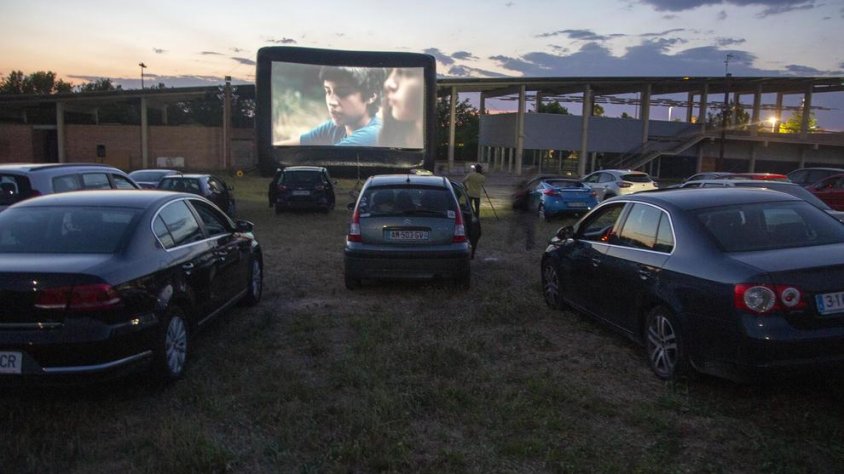 L’autocine es porta a terme al Càmping Municipal, on han senyalitzat 130 places d’aparcament