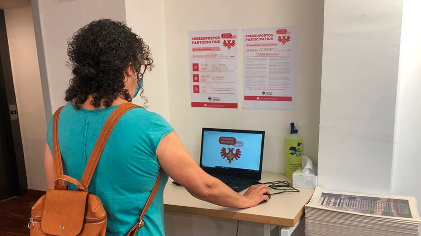 Una de les primeres persones que han votat aquest matí