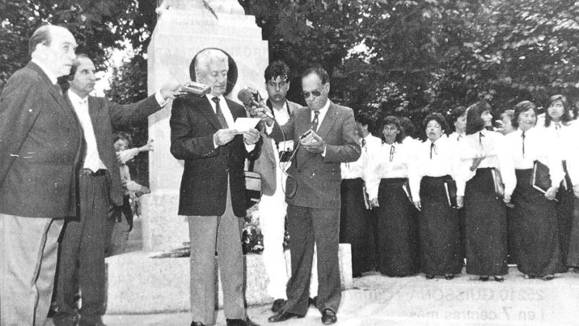 L'alcalde de Tàrrega, el cònsol general de Xile a Barcelona, Salvador Pubill, i l'Orfeó Català de Santiago de Xile, en l'acte d'inauguració de la remodelació del Monument a Ramon Carnicer a la plaça del Carme. imatge publicada a 'Nova Tàrrega', 13 d'octub