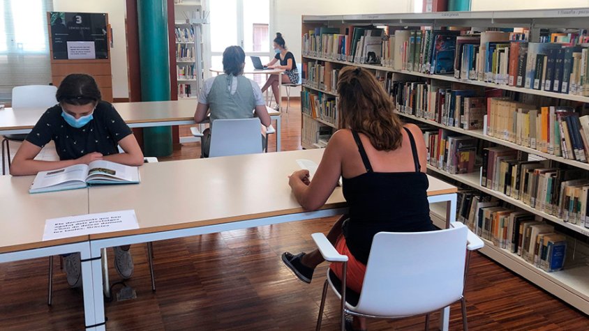 Usuaris a la sala de lectura aquest matí