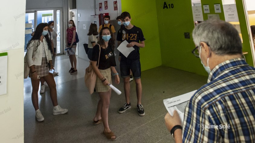 Joves arribant aquest dimarts a l'INS Manuel de Pedrolo per fer les proves