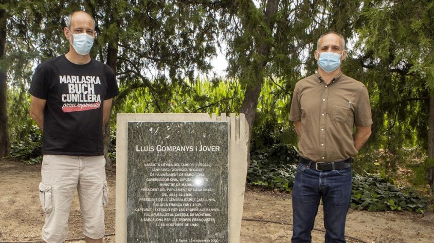 L'alcalde de Tornabous, David Vilaró, i Adam Majó, vora la placa de Lluis Companys al Tarròs