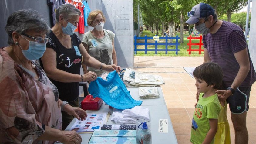 A les piscines de Tàrrega es va instal·lar una parada on es podia comprar material solidari
