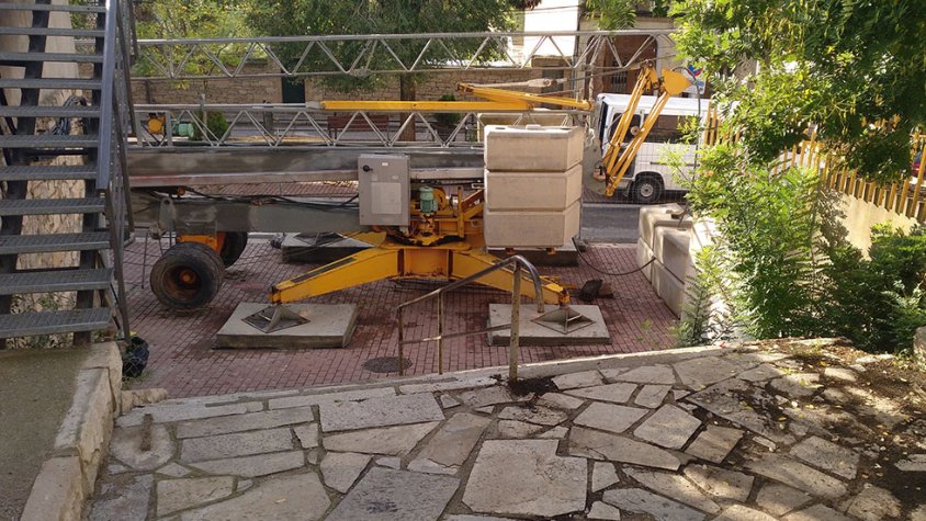 La grua que s'ha instal·lat a la zona per treballar a les escales