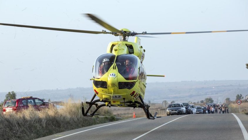 Moment en què l'helicòpter del SEM va evacuar el motorista ferit crític