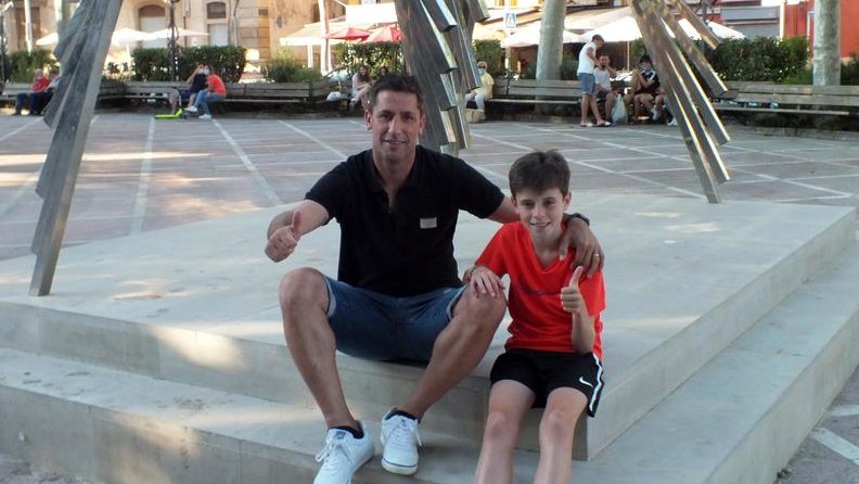 Joan Capdevila, divendres passat a Tàrrega, acompanyat del seu fill Gerard, també futbolista