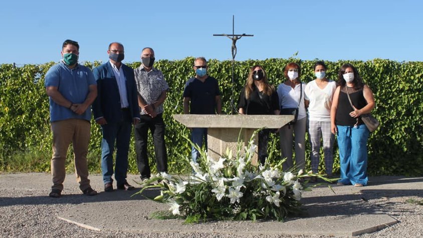 Els regidors van fer una ofrena floral als dos cementiris del municipi