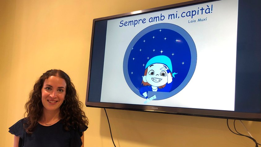 Laia Muxí amb la portada d'un dels seus contes