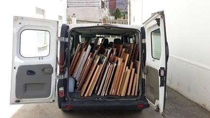 Les obres de Trepat que es custodiaven a Agramunt carregades en una furgoneta