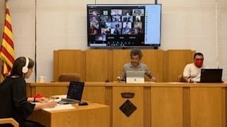 A la Sala de Plens del Consell només hi havia el president i dues persones més