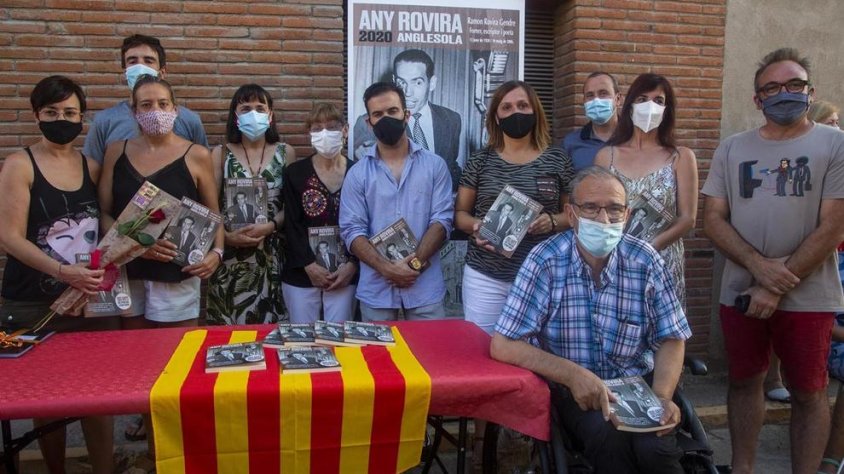 L'ajuntament va obsequiar els veïns amb un llibre sobre el llegat cultural de Ramon Rovira