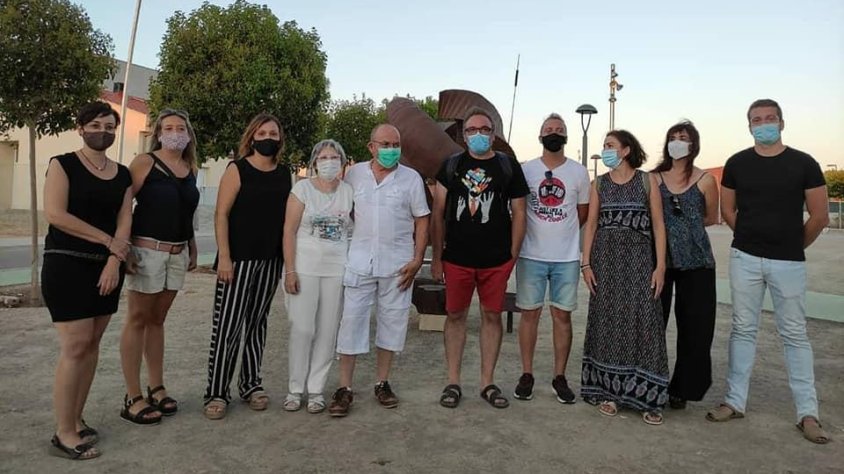 L’artista Josep Vall Borda, al centre amb camisa blanca, amb autoritats i familiars