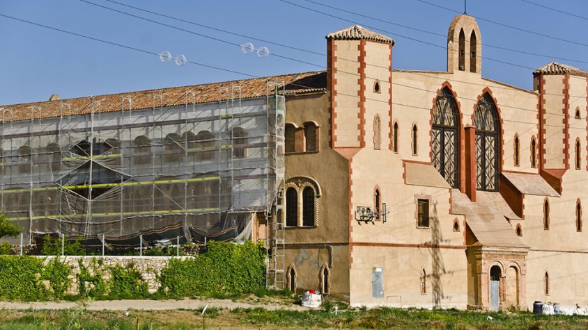 Perspectiva del Monestir de Mas de Colom. La façana est restaurada, i la del sud en restauració