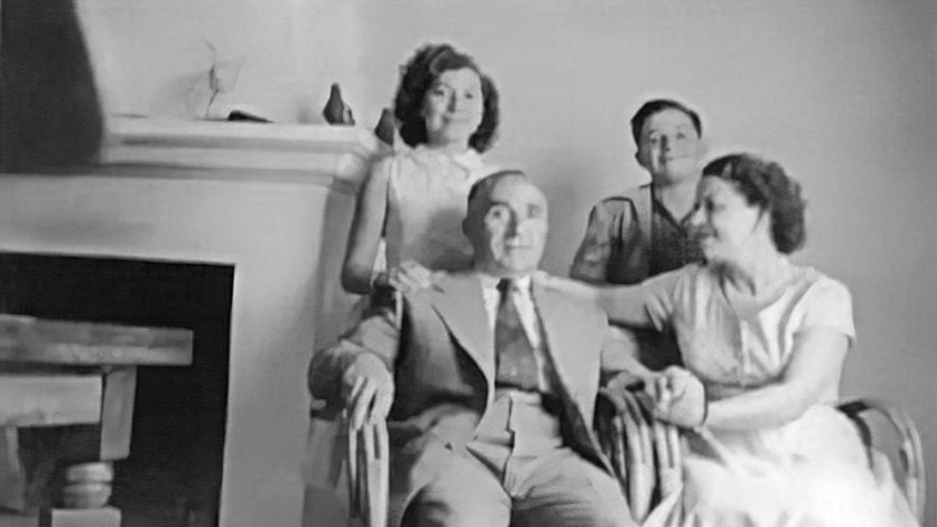 En Josep Devant amb la seva esposa, Matilde Parra, i els seus fills, Antònia i Cristóbal, poc després d'arribar a Catalunya