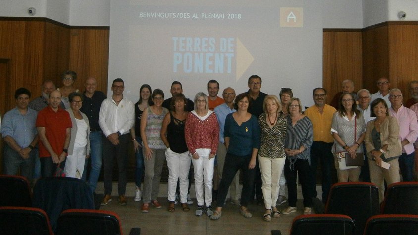 Assistents al plenari de Lleida de la Federació d'Ateneus de Catalunya a la Pobla de Segur