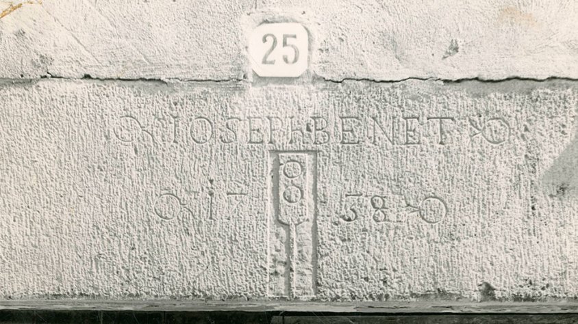 Exemple d'una de les llindes amb inscripcions del casc antic de Tàrrega