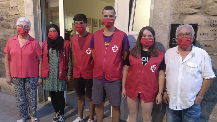 Membres de Creu Roja Urgell amb els agents de la ciutat