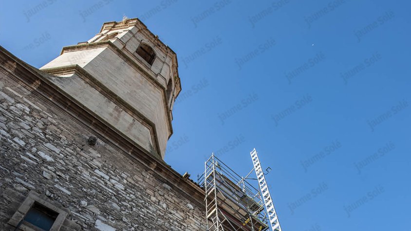 A l'exterior del temple es pot contemplar la bastida que s'ha instal·lat per dur a terme les obres