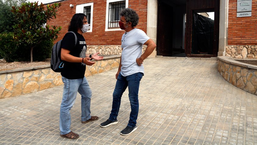 L'alcalde de Bellpuig i el president del Consell Comarcal de l'Urgell conversant a les portes de l'alberg per a temporers de Bellpuig