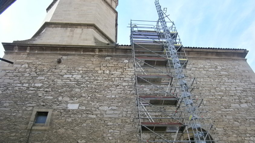 La bastida a la plaça dels Àlbers preparatòria de les obres de rehabilitació del cimbori de la parroquial