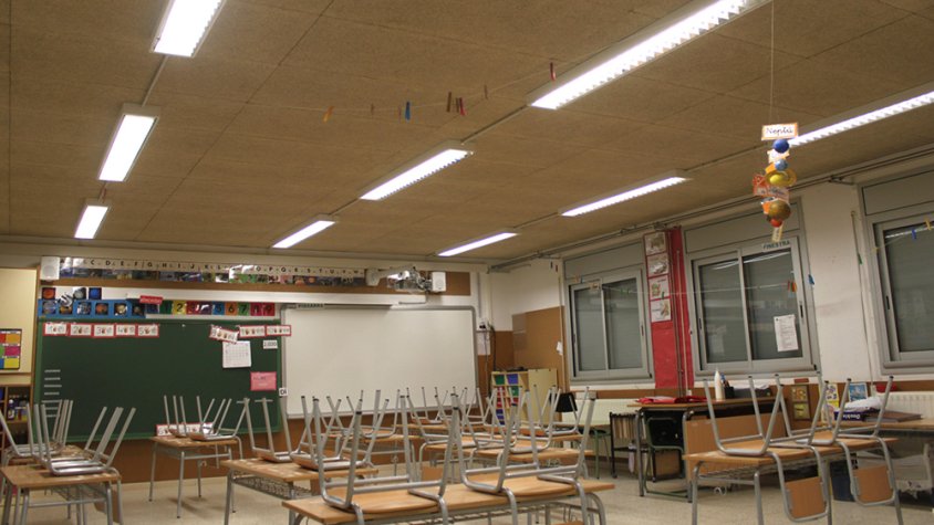 A la imatge es pot apreciar la nova il·luminació d'una de les aules del centre